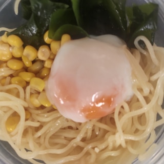 温泉卵とコーンとわかめのざるラーメン